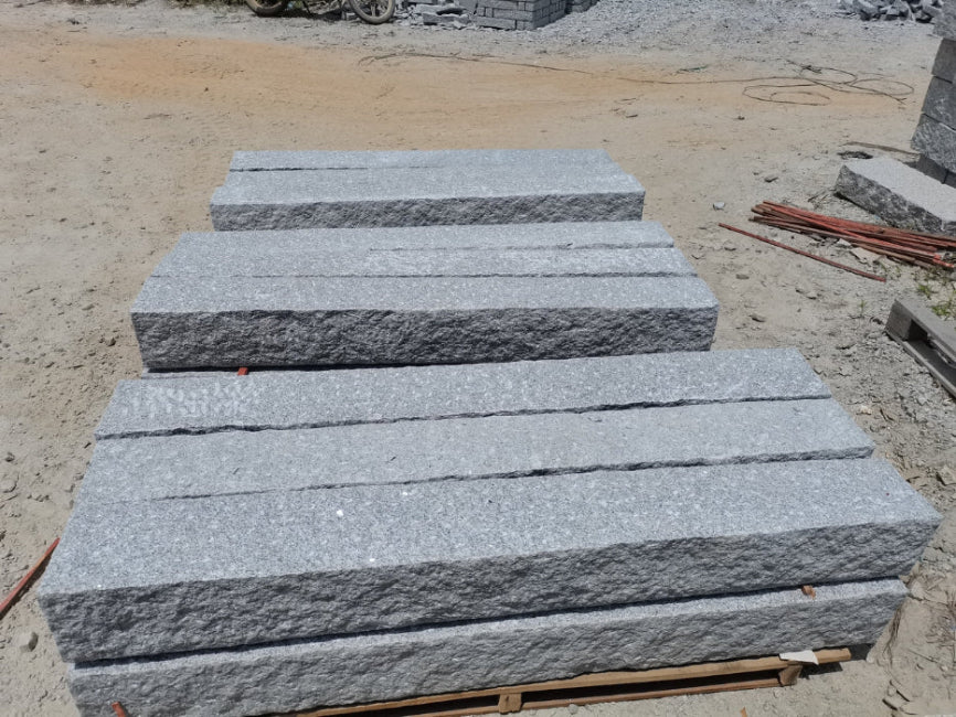 Stolpar i granit. Grå. 170x20x20 cm. Gedigen och hållbara stolpar som passar för murbyggen och trädgårdsavgränsningar. Stengrossen säljer produkten.