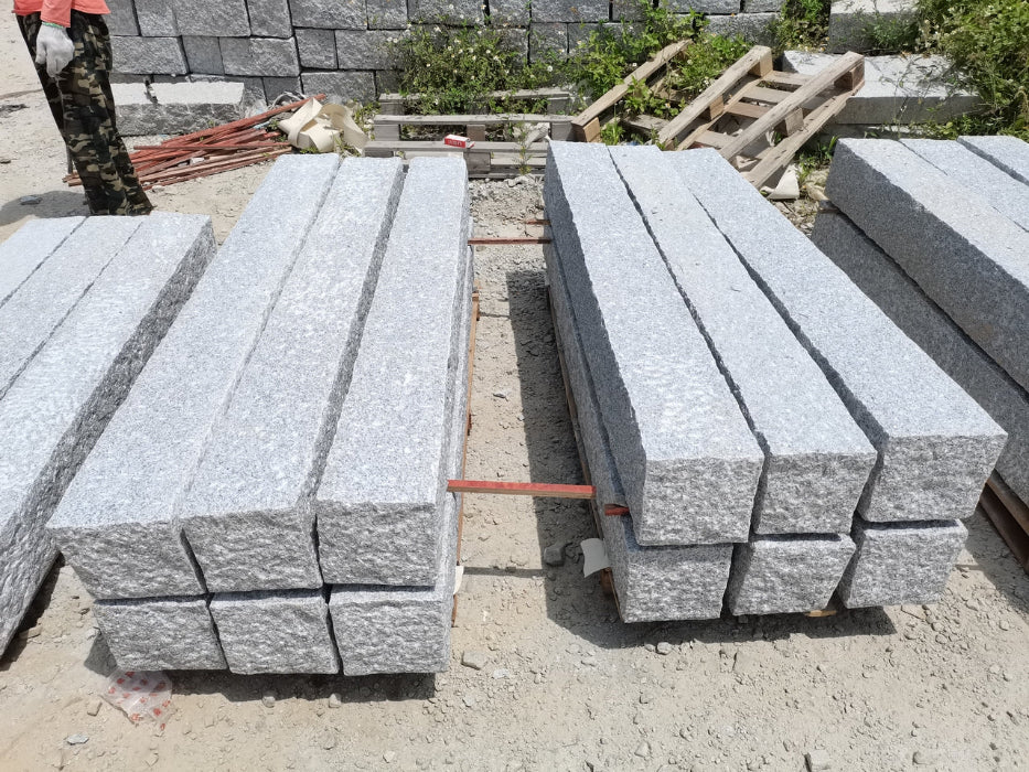 Stolpe i granit. Grå. 170x20x20 cm. Klassisk granitstolpe med råhuggen yta, stabil och tidlös för utomhusmiljöer. Stengrossen säljer produkten.