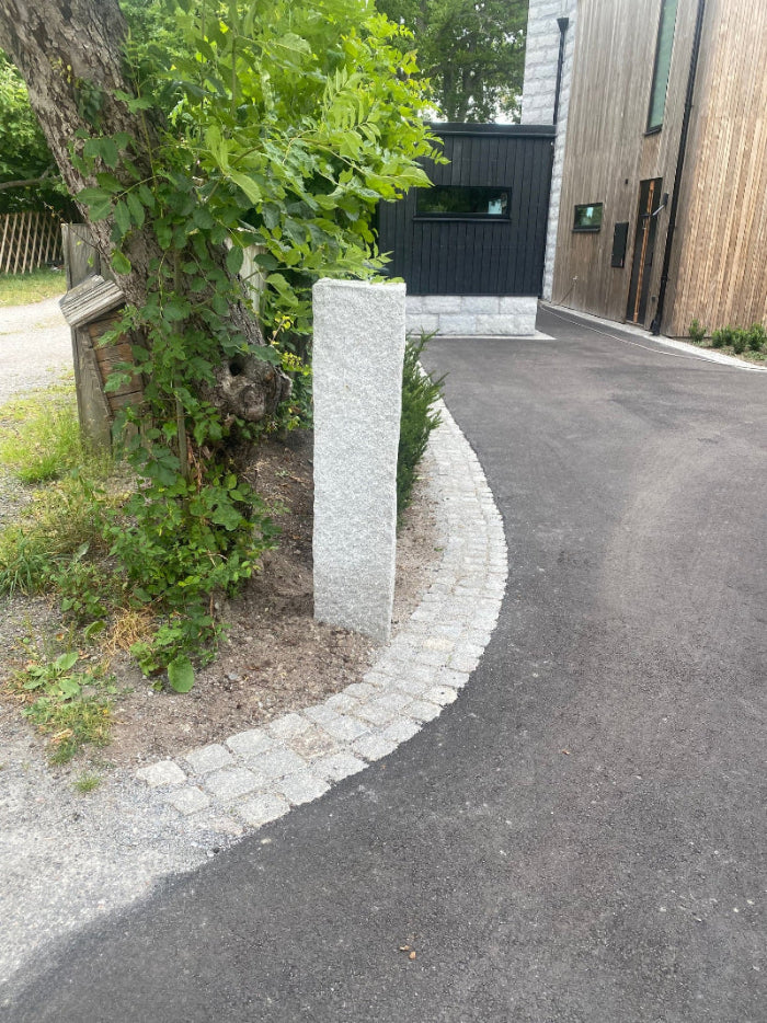 Stabil och elegant granitstolpe i grått, mått 170x30x30 cm. Stengrossen säljer produkten.