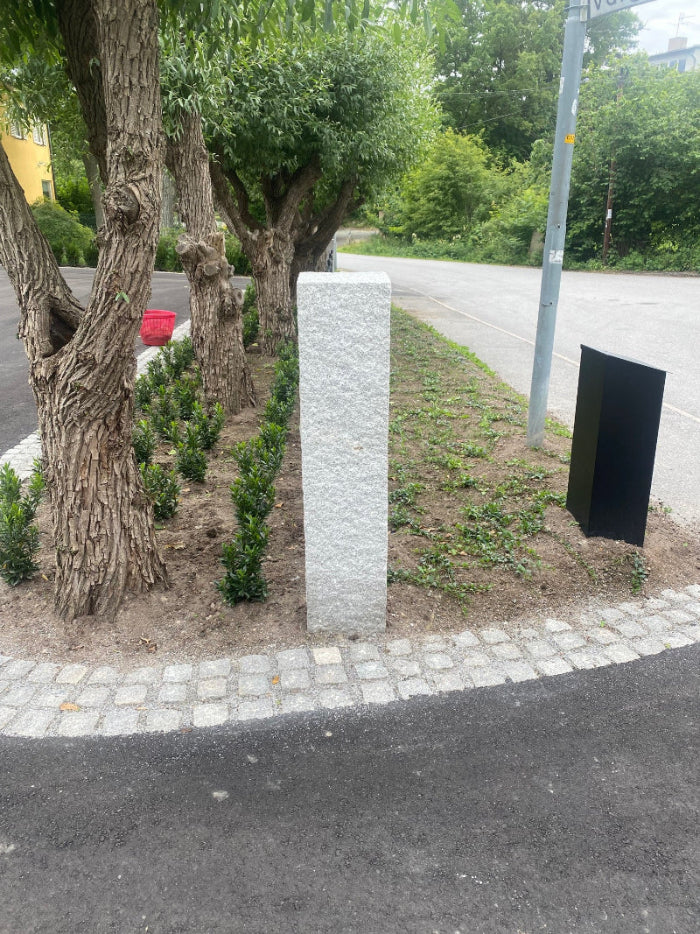 Granitstolpe 170x30x30 cm, perfekt för entréer och avgränsningar. Stengrossen säljer produkten.