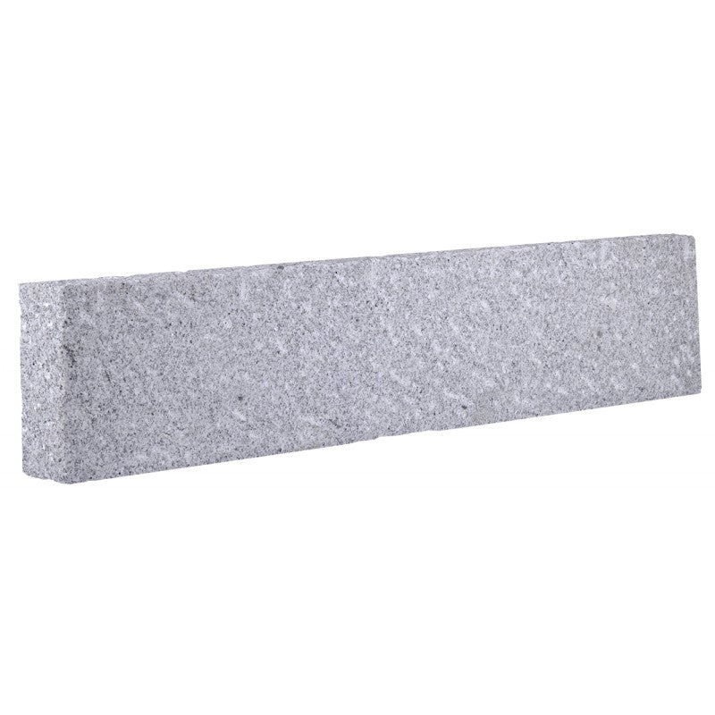 Kantsten i grå granit. 100x25x10 cm. Gradhuggen. Stengrossen
