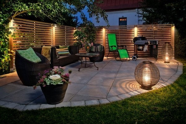 Naturgrå Klassikplatta från S:T Eriks, en hållbar och mångsidig betongplatta som ger ett klassiskt och stilrent uttryck. Stengrossen säljer produkten.