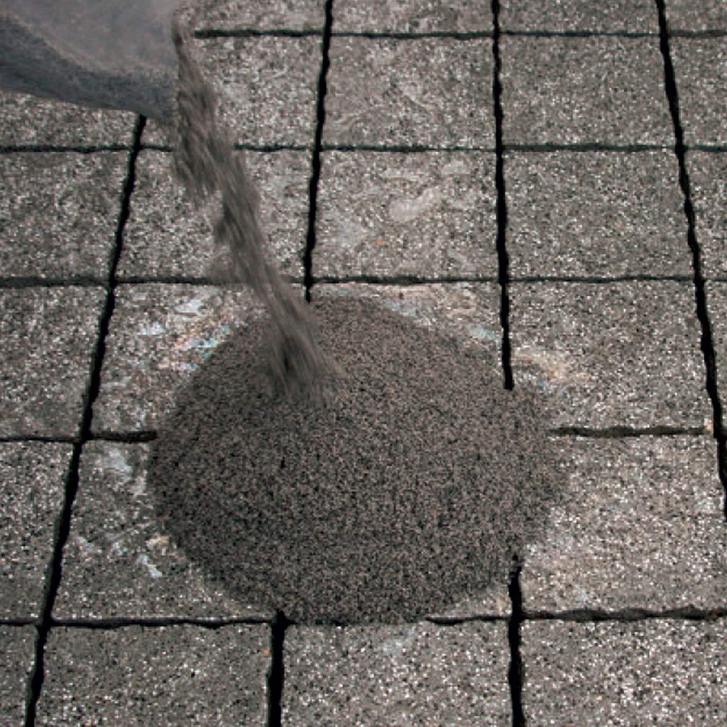 Uthällning av grå Pavifix 1K Extra fogmassa ovanpå marksten för en stabil och hållbar fogning. Stengrossen säljer produkten.