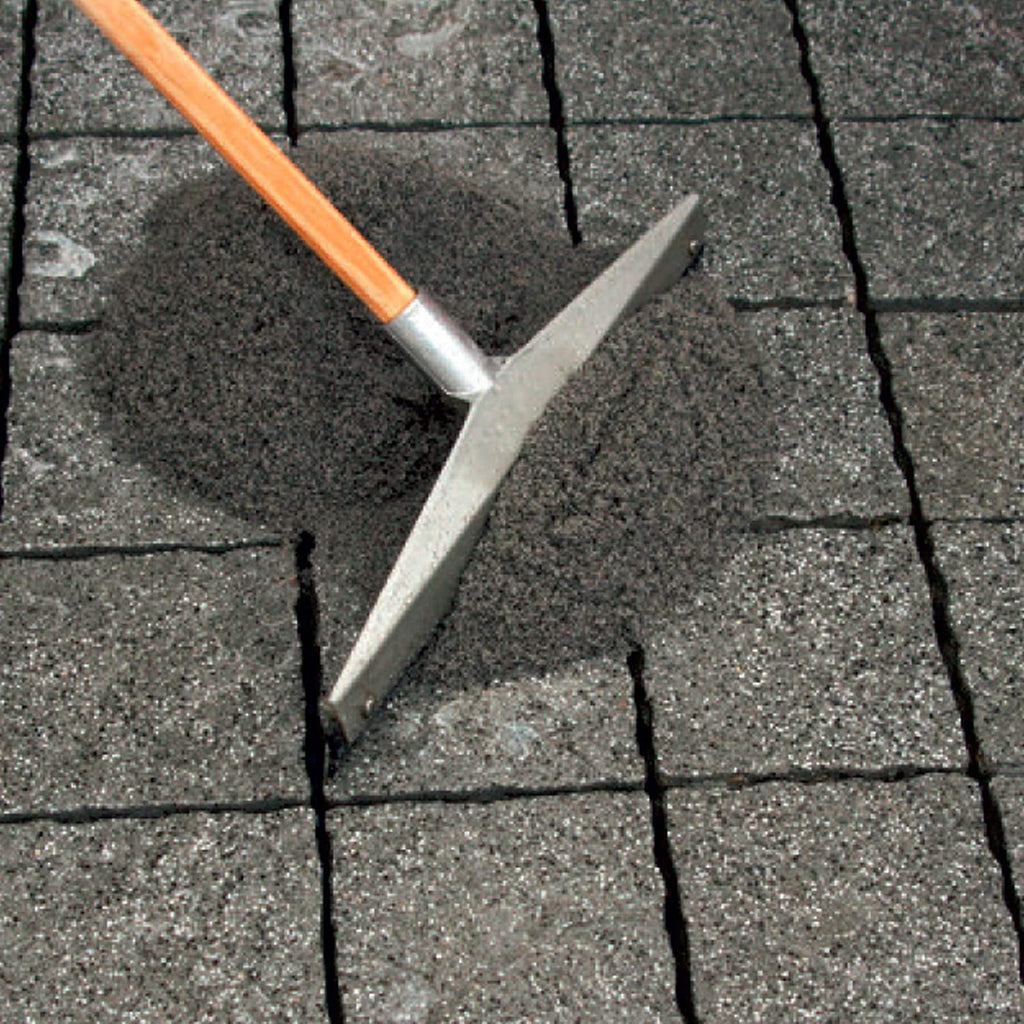 Utdragning av Pavifix 1K Extra fogmassa med en gummiskrapa över markstenen för en jämn och stabil fogning. Stengrossen säljer produkten.