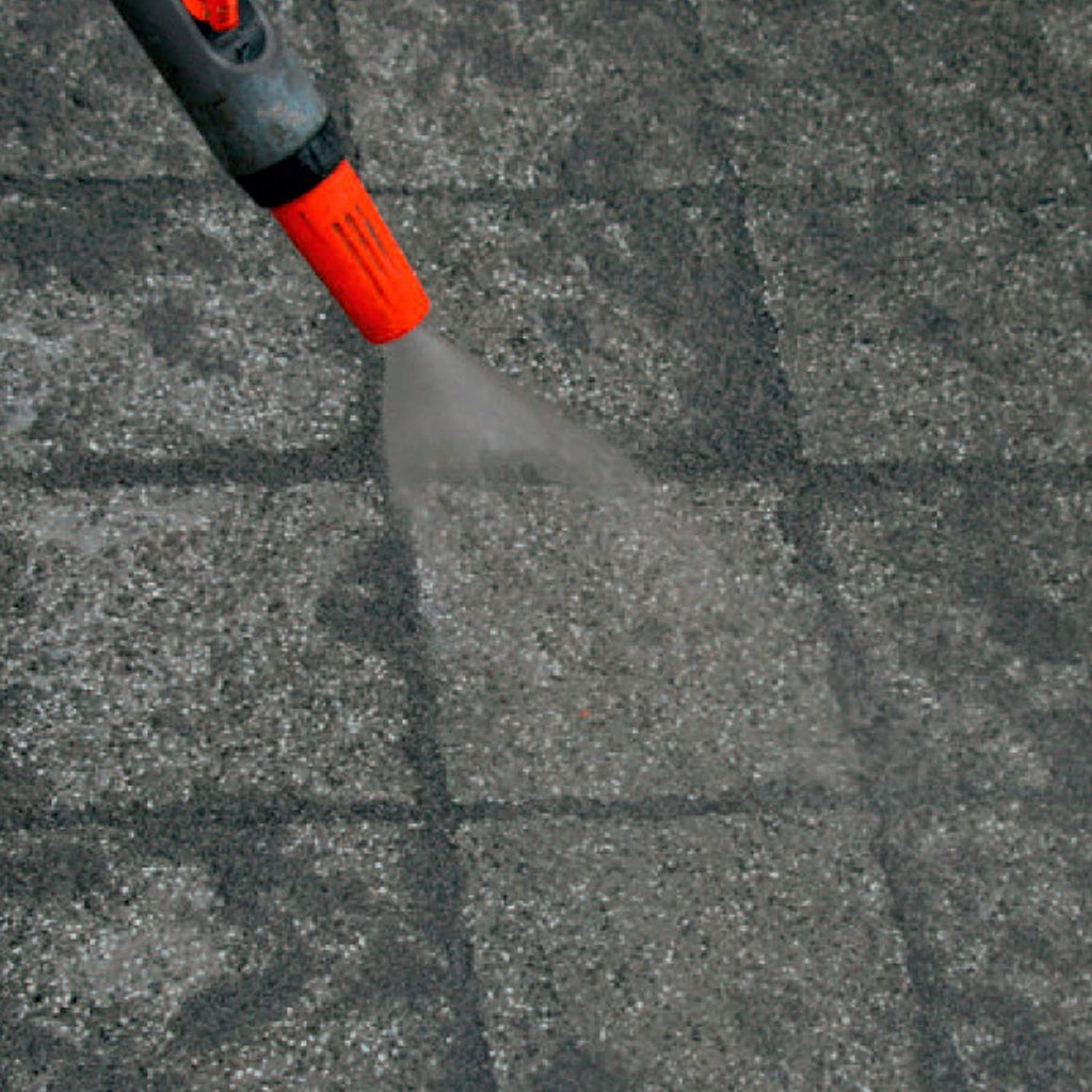 Vattning av Pavifix 1K Extra fogmassa efter utstrykning med gummiskrapa för att aktivera och binda fogen. Stengrossen säljer produkten.