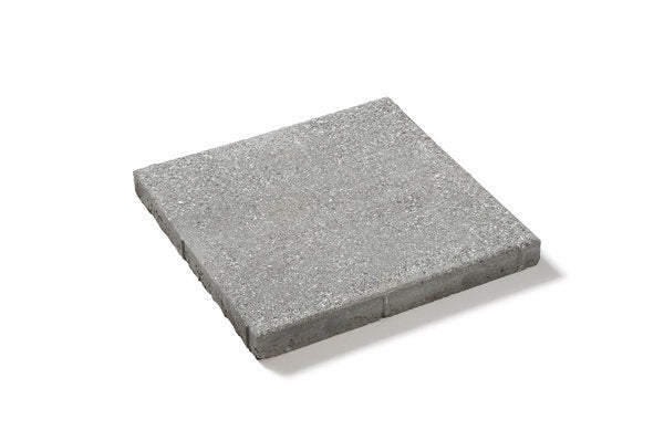 Närbild av betongplattan Vision, i färgen Varm Glimmer, från S:T Eriks, med en färgbeständig och hållbar yta som skapar en tidlös känsla i utomhusmiljöer. Stengrossen säljer produkten.