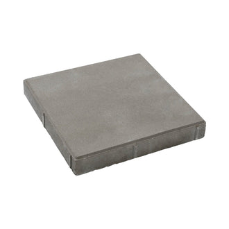 Närbild av naturgrå Premiumplatta från S:T Eriks, med rundade kanter och distanser för enkel fogning och snygg montering. Storleken är 350x350x50 mm. Stengrossen säljer produkten.