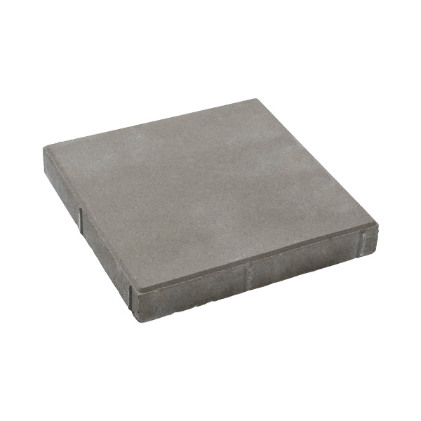 Närbild av naturgrå Premiumplatta från S:T Eriks, med rundade kanter och distanser för enkel fogning och snygg montering. Storleken är 350x350x50 mm. Stengrossen säljer produkten.