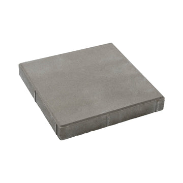 Närbild av naturgrå Premiumplatta från S:T Eriks, med rundade kanter och distanser för enkel fogning och snygg montering. Storleken är 350x350x50 mm. Stengrossen säljer produkten.