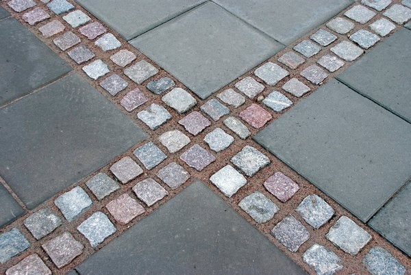 Slät och hållbar antracitfärgad Premiumplatta från S:T Eriks, perfekt för både privata trädgårdar och offentliga miljöer. Stengrossen säljer produkten.