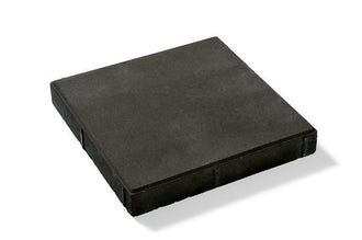 Närbild av Premiumplatta i antracit från S:T Eriks, med rundade kanter och distanser som underlättar fogning. Stengrossen säljer produkten.