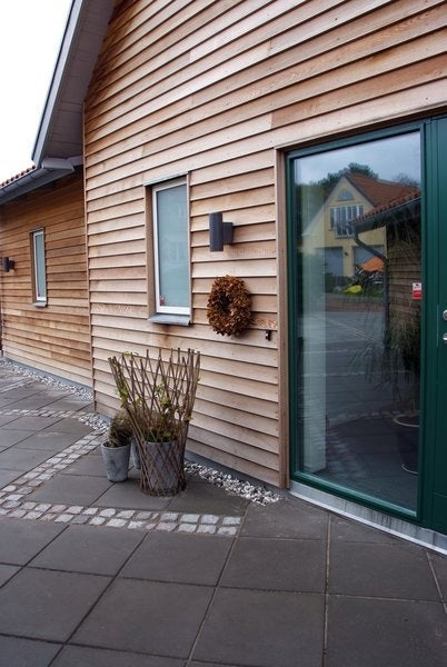 Antracitfärgad Premiumplatta från S:T Eriks med slät yta och fasade kanter, idealisk för eleganta uteplatser och gångstråk. Stengrossen säljer produkten.