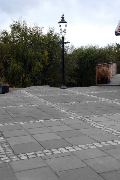 Elegant Premiumplatta i antracit från S:T Eriks, lätt att kombinera med marksten och natursten för en unik design. Stengrossen säljer produkten.