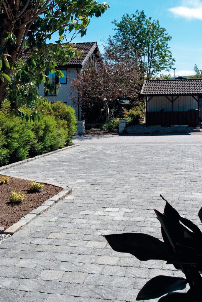 Rustik marksten Grafit mix från S:T Eriks, tillverkad av betong och finns i ett flertal storlekar. Stengrossen säljer produkten.