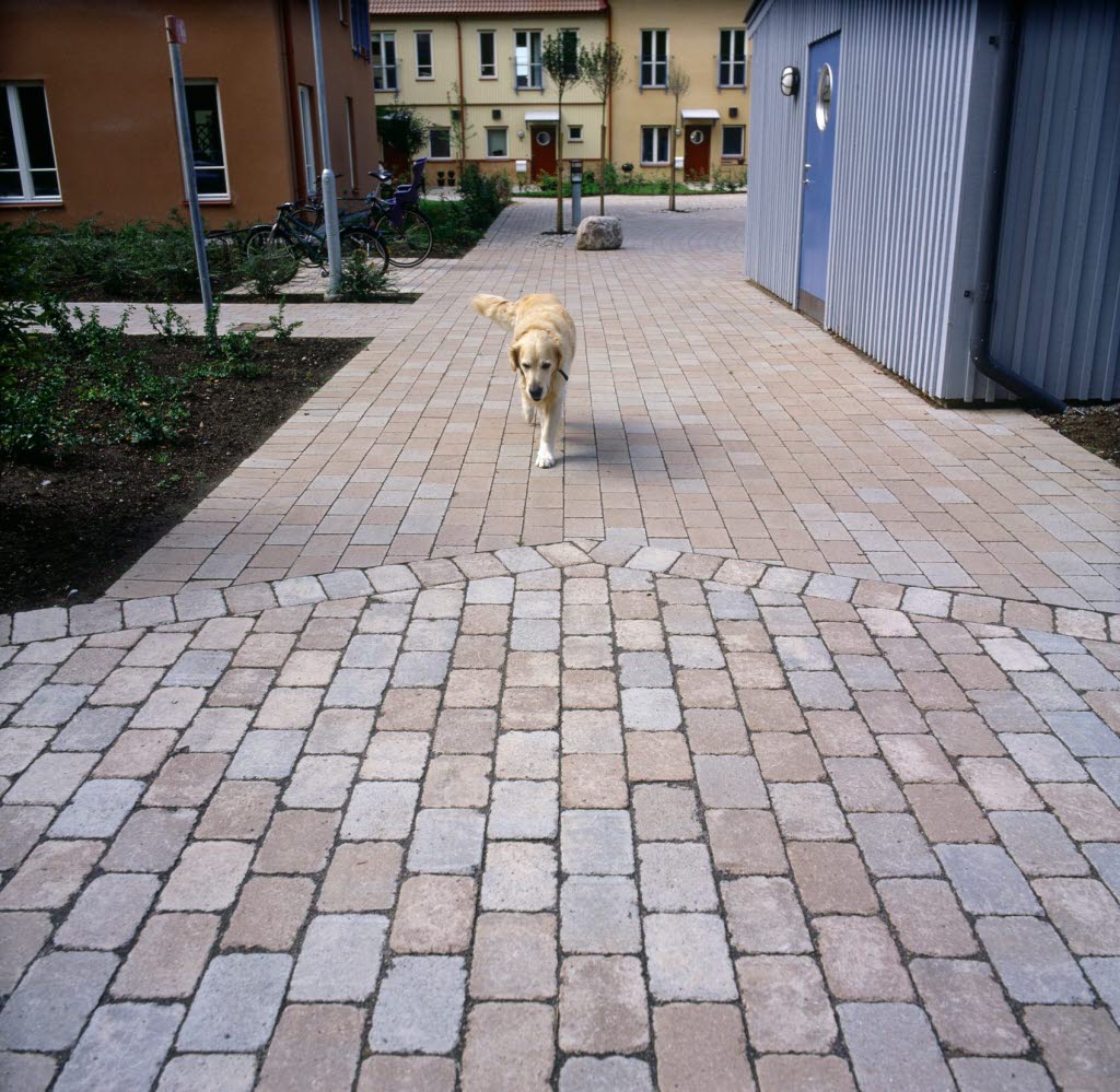 Rustik marksten av tillverkaren S:T Eriks. Säljs av Stengrossen.