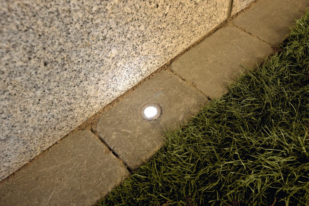 Marksten med inbyggd LED-belysning, tillverkad i betong. Storlek 130x200x50 mm och finns i flera färger. Stengrossen säljer produkten.