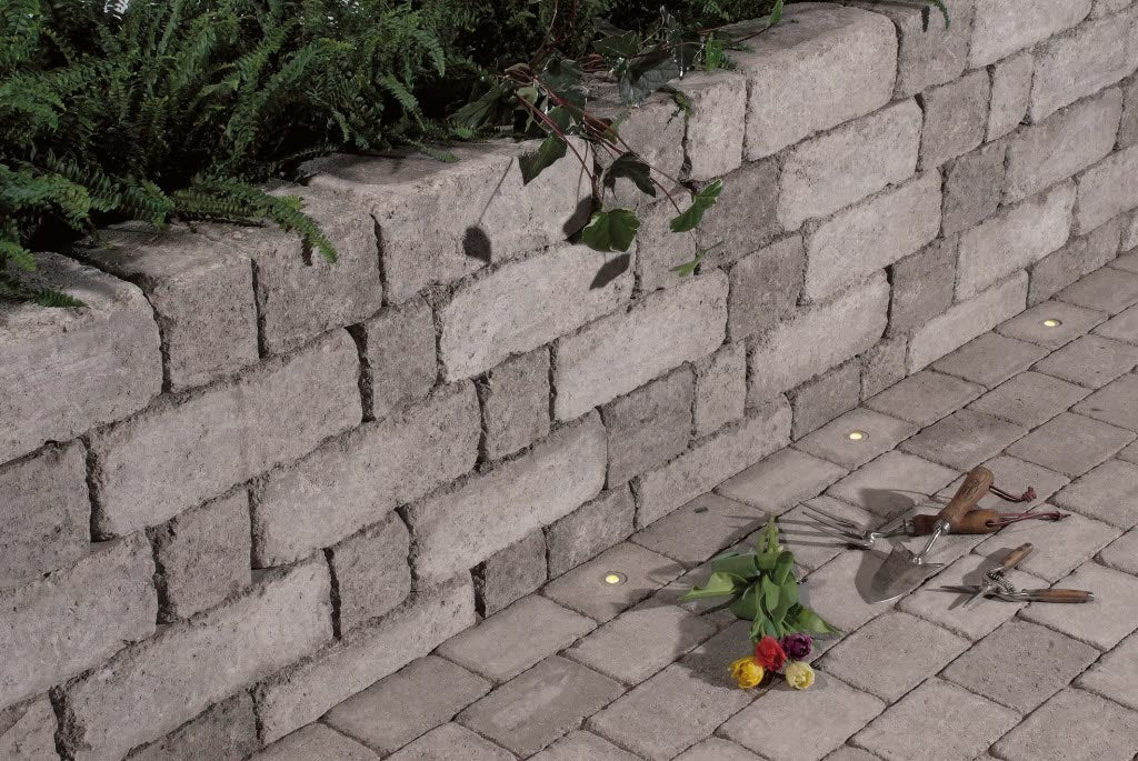 Betongsten med integrerad ljuskälla för gångar och uppfarter. Mått 130x200x50 mm, flera färger finns. Stengrossen säljer produkten.