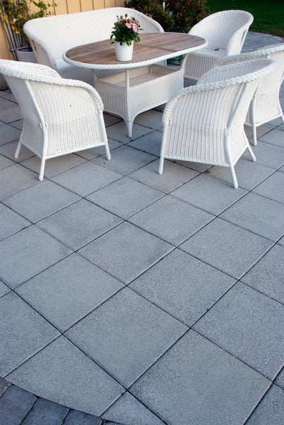 Platta Vision från S:T Eriks med blästrad yta och naturstensliknande struktur, perfekt för eleganta uteplatser och gångstråk. Stengrossen säljer produkten.