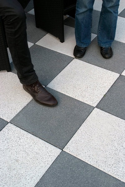 Betongplattan Vision från S:T Eriks i kulörerna Savoia (antracit) och Platina (ljusgrå), stilrent kombinerade för att visa de tillgängliga färgalternativen. Stengrossen säljer produkten.