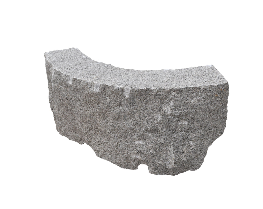 Kantsten i svensk granit från Bohuslän. Radie: 0,5 meter. Stengrossen