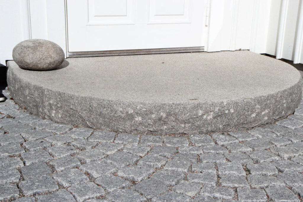 Halvmåneformat entréplan i granit – elegant och hållbart för en stilfull entré. Stengrossen säljer produkten.