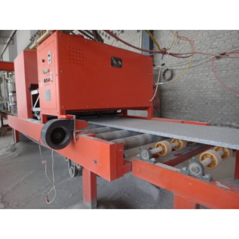 Maskin som flammar våra granitplattor. Flammar betyder att man värmer upp plattorna med en gaslåga. Värmen gör så att kvartsen i stenen åker ur och gör den halksäker. Granitplattan är grå. Säljs av Stengrossen.se