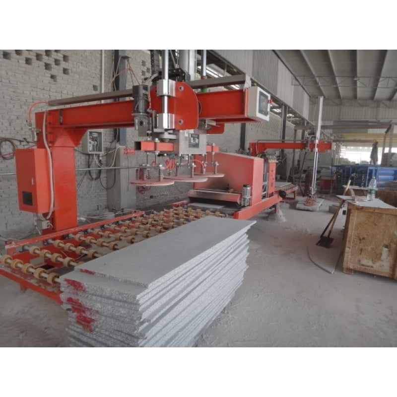 Maskin som lastar upp granitplattor som nyss är flammade. Stensorten är G603. Säljs av Stengrossen.se