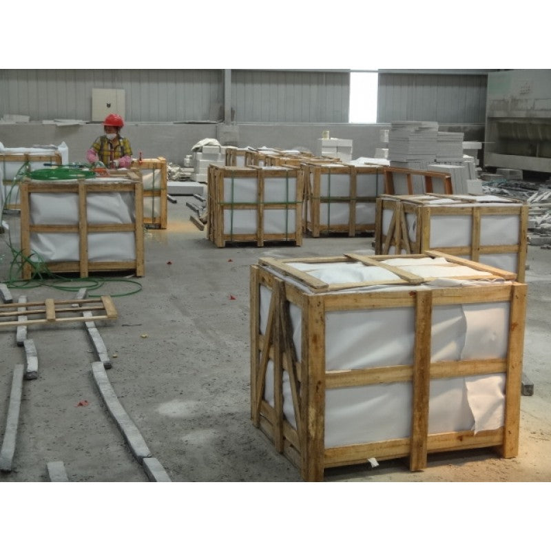 Träpallar packade med granitplattor som skall fraktas med container till Stengrossen i Sverige. Säljs av Stengrossen.se