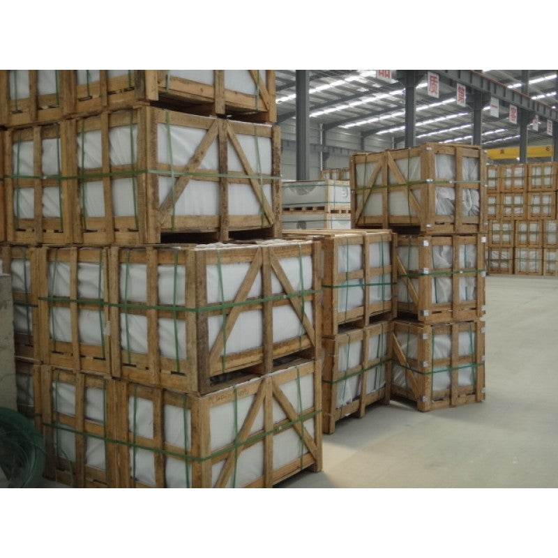 Flera träpallar som är stuvade ovanpå varandra. Pallarna innehåller granitplattor som skall fraktas i container från Kina till Sverige. Granitplattorna säljs av Stengrossen.se