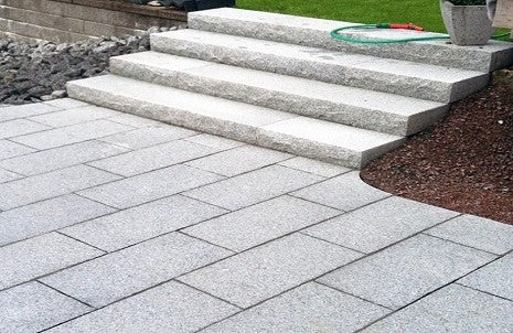 Granitblocksteg med råkilad front, flammad yta upptill och på sidorna samt sågade övriga sidor. Utmärkt val för trädgårdens nivåskillnader. Stengrossen säljer produkten.