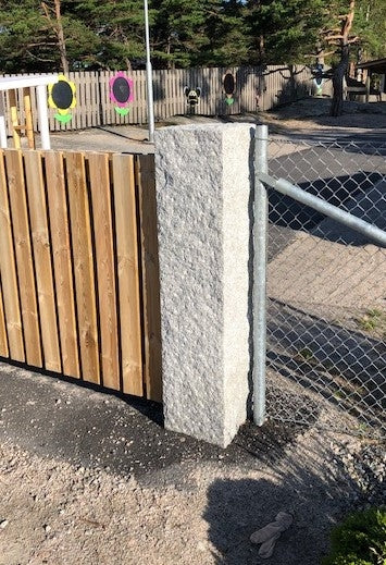 Robust granitstolpe i grå nyans, mått 170x30x30 cm. Stengrossen säljer produkten.