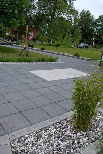 Vision-plattor från S:T Eriks i kulörerna Savoia (antracit) och Platina (ljusgrå), stilrent kombinerade för att visa de tillgängliga färgalternativen. Stengrossen säljer produkten.