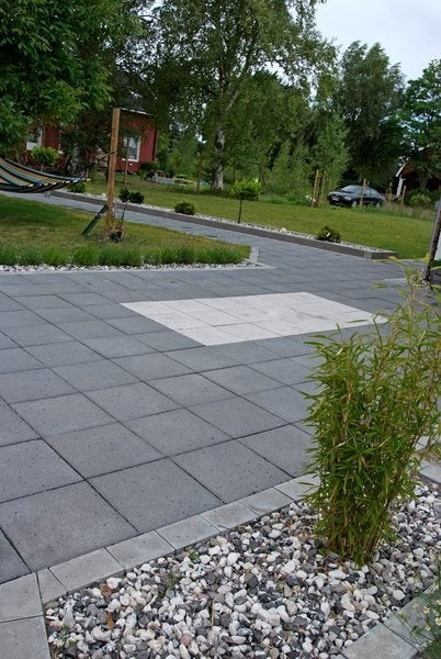 Vision-plattor från S:T Eriks i kulörerna Savoia (antracit) och Platina (ljusgrå), stilrent kombinerade för att visa de tillgängliga färgalternativen. Stengrossen säljer produkten.