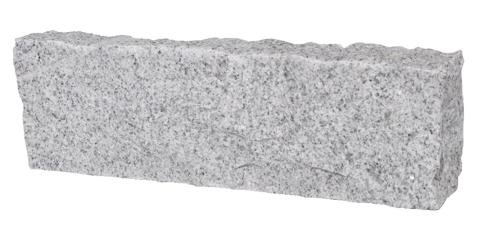 Denna kantsten i storleken 50x15x7,5 cm har en rå och naturlig yta utan ytterligare behandling. Perfekt för att skapa tydliga och stilrena avgränsningar i trädgårdar, gångar och uppfarter