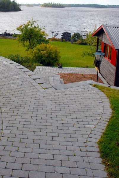 Rustik marksten i naturgrå nyans, gjord av betong från S:T Eriks, finns i flera olika storlekar. Stengrossen säljer produkten.