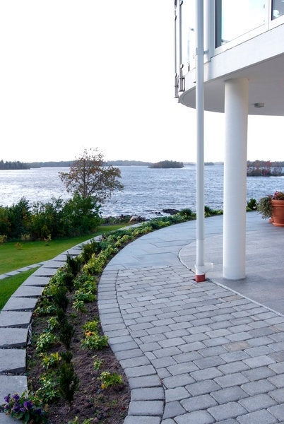 Rustik marksten i naturgrå nyans, gjord av betong från S:T Eriks, finns i flera olika storlekar. Stengrossen säljer produkten.