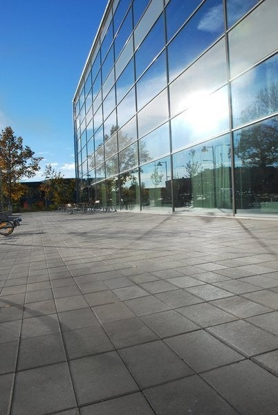 Munksten från S:T Eriks är en marksten i form av en betongplatta som finns i antracit och naturgrå. Passar både i offentlig miljö och hemma. Produkten säljs av Stengrossen.