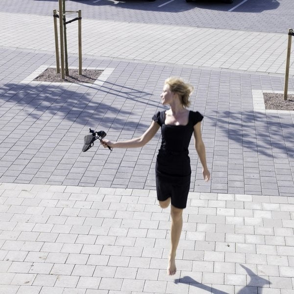 Munksten i naturgrå och antracit från S:T Eriks, lagt runt två trädplanteringar och skapar en stilren och funktionell yta. Perfekt för offentliga miljöer. Säljs av Stengrossen.se.