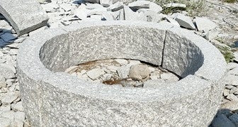 Radiestenar bildar en cirkel med kantsten i granit. Stengrossen