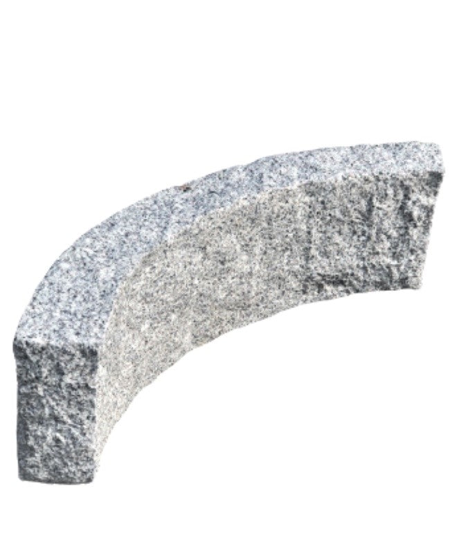 Kantsten i grå granit. Radie 0,5 meter. 78,5x25x10 cm