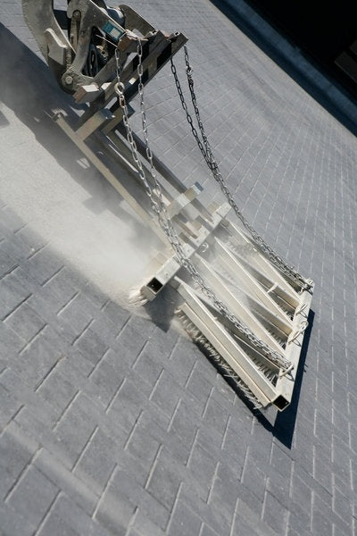 Marksten Rustik i färgen antracit från S:T Eriks, tillverkad av betong och finns i flera olika storlekar. Stengrossen säljer produkten.