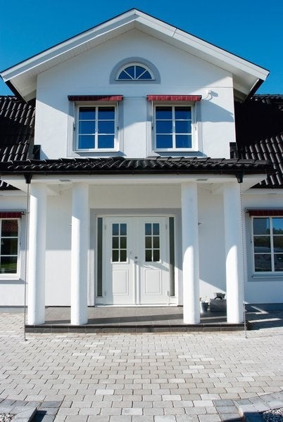 Markstenen Rustik naturgrå från S:T Eriks är tillverkad av betong och erbjuds i flera olika storlekar. Stengrossen säljer produkten.