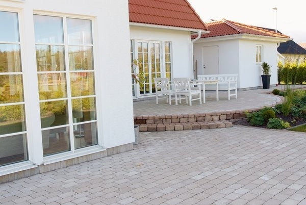 Rustik marksten i färgen naturgrå, tillverkad av betong av S:T Eriks och finns i flera olika storlekar. Stengrossen säljer produkten.