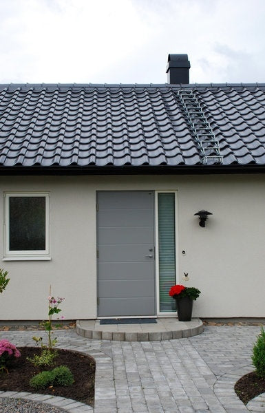 S:T Eriks Rustik marksten i naturgrå färg. Ger en tidlös och klassisk look till din trädgård. Säljs av Stengrossen.se