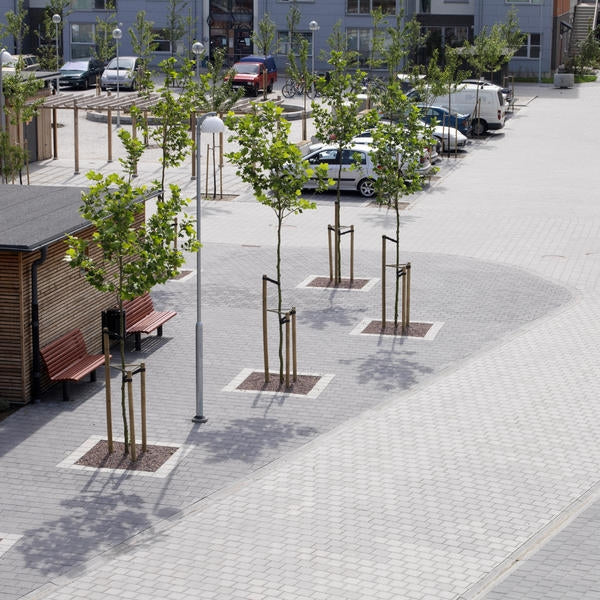 Stor yta med marksten från S:T Eriks. Två kulörer av amrkstenen av märket Rustik. Grafit och Naturgrå är färgerna.