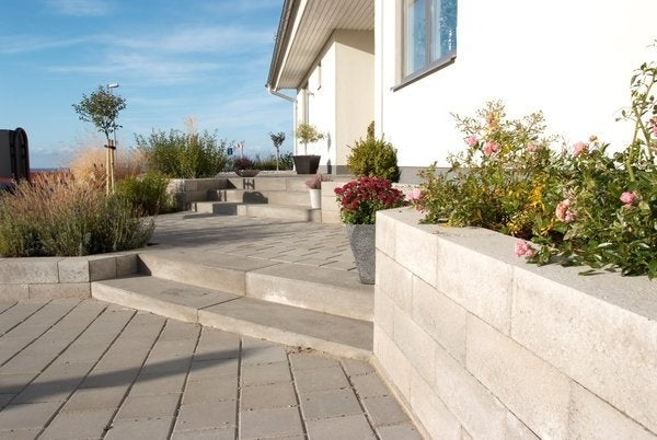 Scala i färgen naturgrå är en betongmarksten som ger ett stilrent och harmoniskt uttryck i moderna miljöer runt hus. Tillverkas av S:T Eriks. Stengrossen säljer produkten.