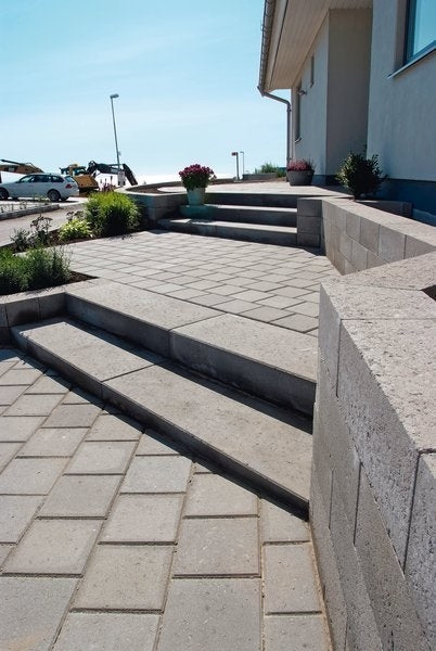 Scala i färgen naturgrå är en betongmarksten som ger ett stilrent och harmoniskt uttryck i moderna miljöer runt hus. Tillverkas av S:T Eriks. Stengrossen säljer produkten.