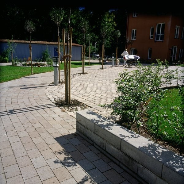 Scala naturgrå är en marksten av betong med diskreta fogar och modern design för både offentliga och privata ytor. Tillverkas av S:T Eriks. Stengrossen säljer produkten.