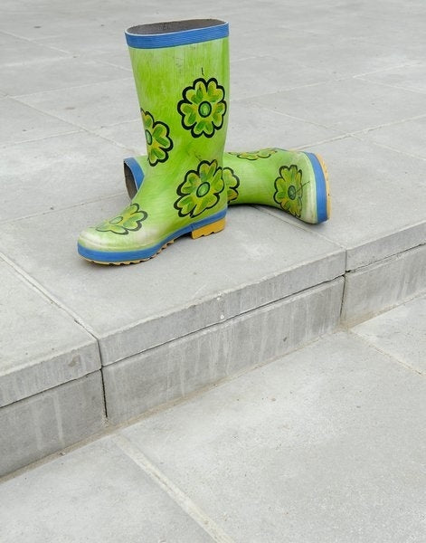 Slät naturgrå Klassikplatta från S:T Eriks, lätt att kombinera med andra plattor och markstenar för en harmonisk helhet. Stengrossen säljer produkten.