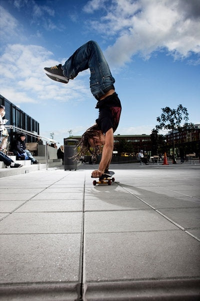 Naturgrå Klassikplatta från S:T Eriks, en hållbar och mångsidig betongplatta som ger ett klassiskt och stilrent uttryck. Stengrossen säljer produkten.